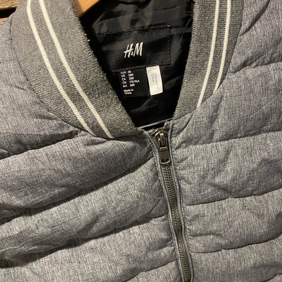 H&M Unisex Puffer Vest Soft Grey with Knit Collar - Size 38R, Men S or Women’s M - Picture 2 of 13